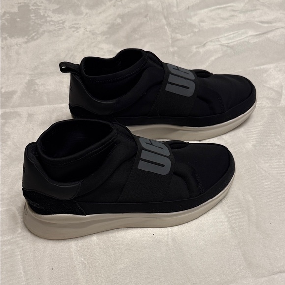 UGG Black Slip-On Shoes with Logo - Picture 2 of 4